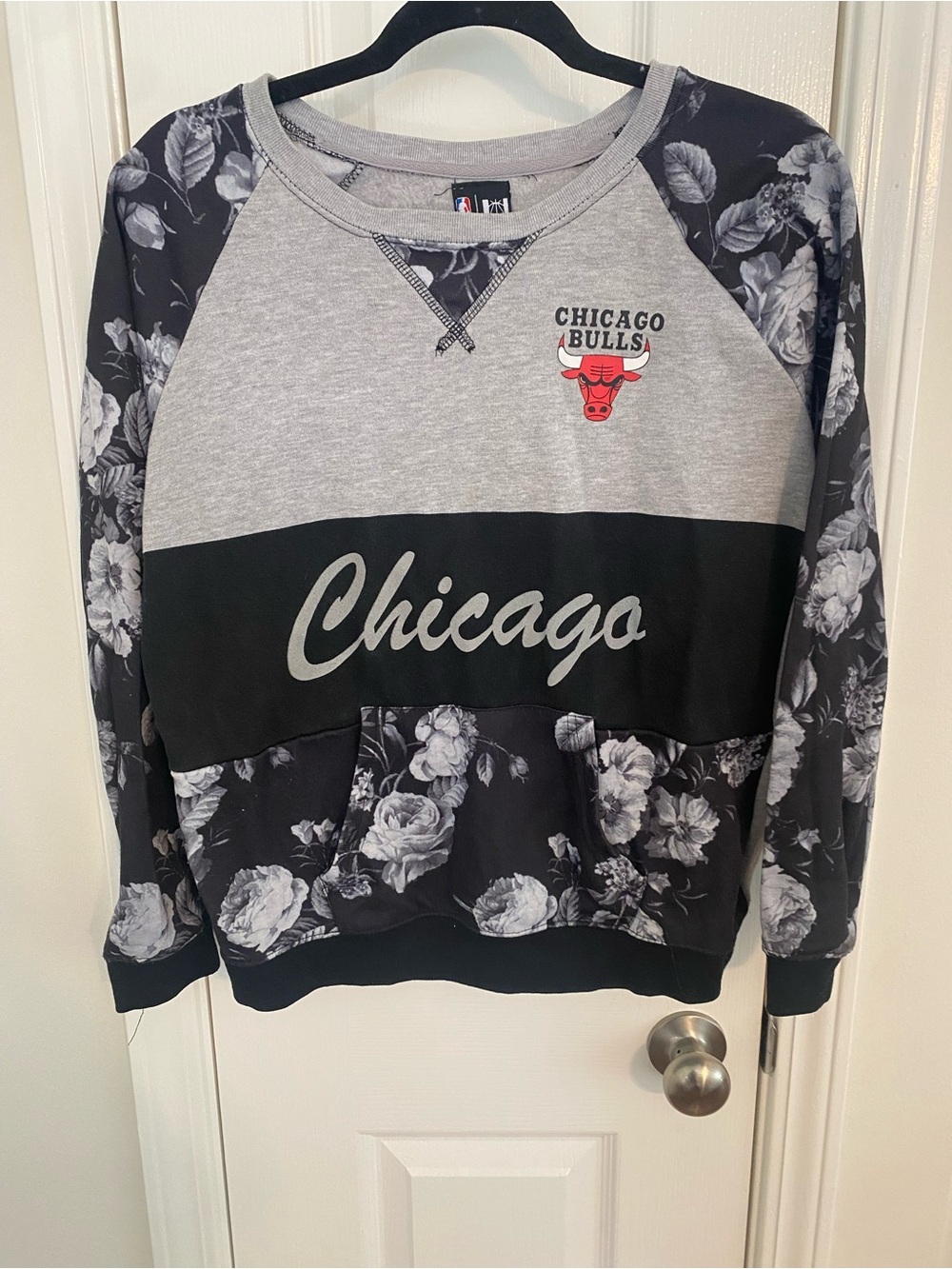 NBA Chicago Bulls Gray & Black Floral Crewneck Sweatshirt